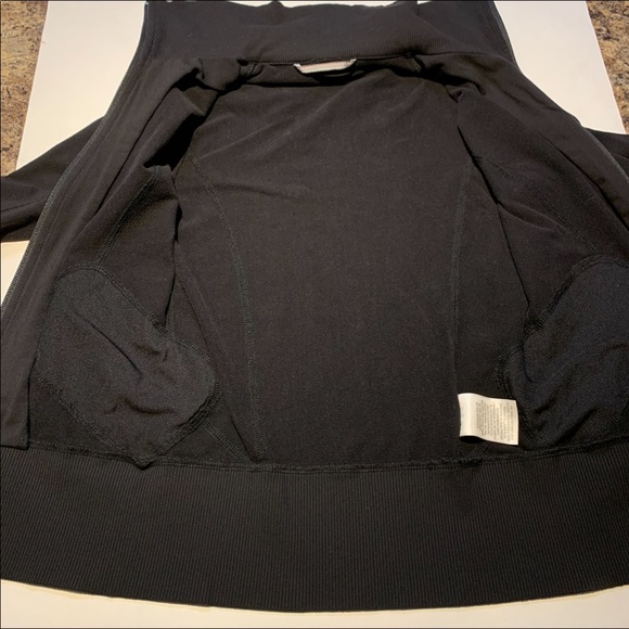 TNA Aritzia black cropped lightweight athletic zip up sweater - Picture 12 of 13